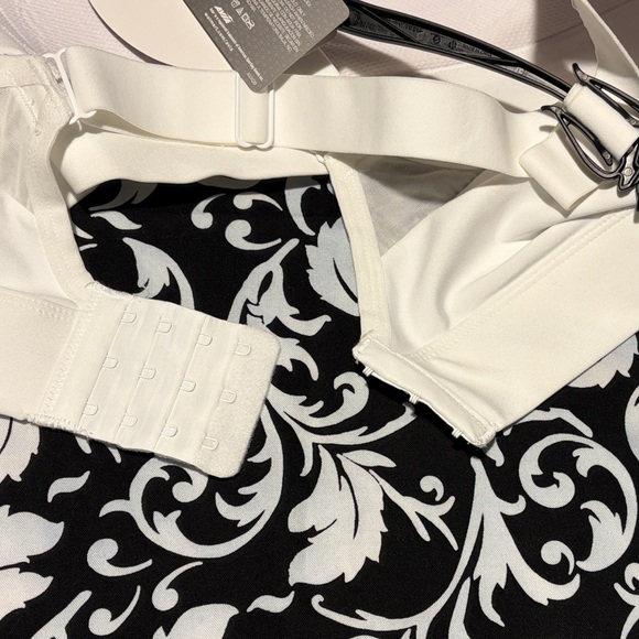 NWT ! Avia Classic White Cross Back Sports Bra - Picture 4 of 6
